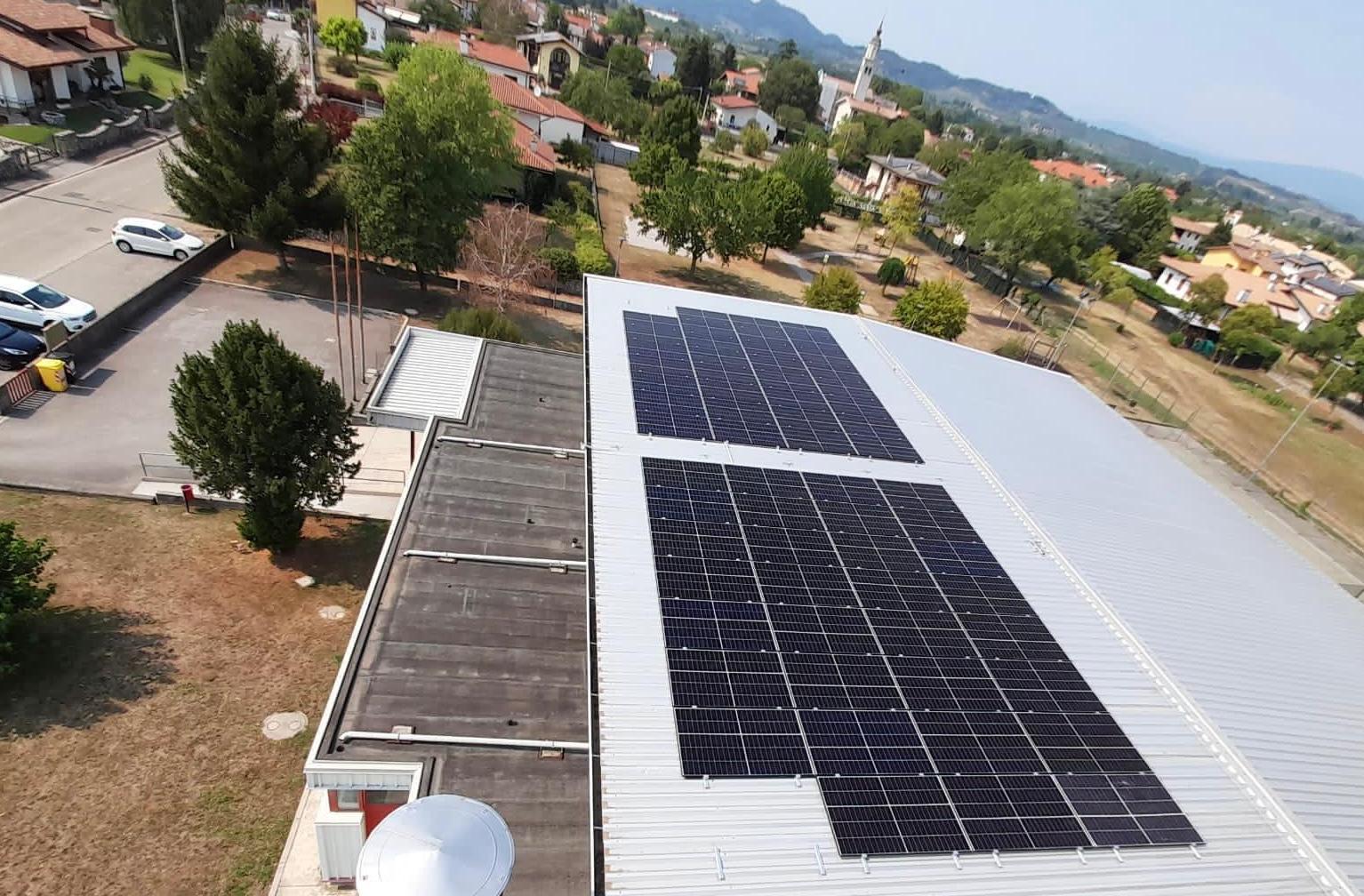 Copertina per Energia green a Moraro, pannelli fotovoltaici sul tetto della palestra